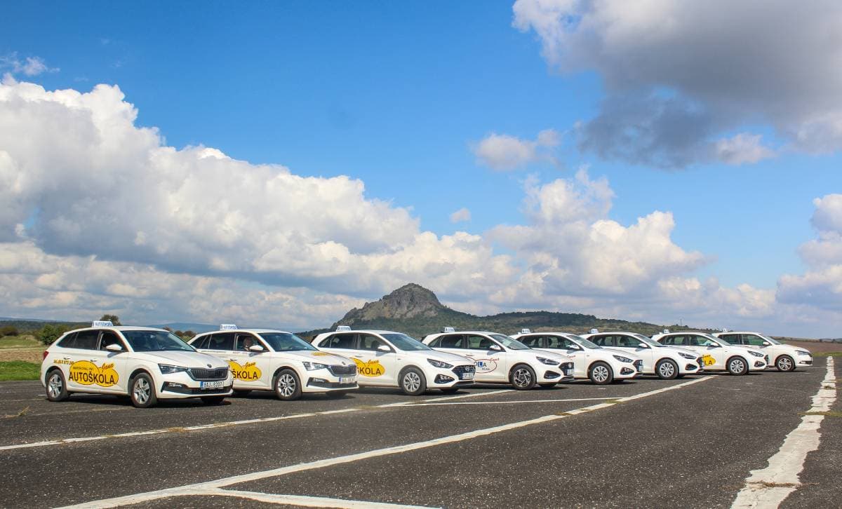 Vozový park Autoškoly Jana - moderní bílá vozidla pro výuku